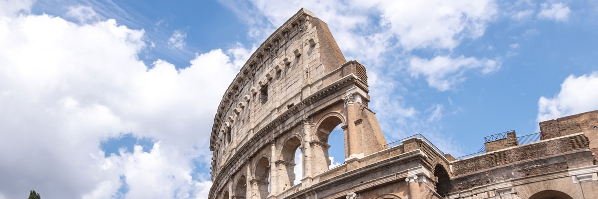 vista del Colosseo a Roma con nuvole